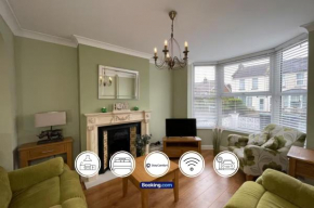 Centrally Located 4 Bedroom House By StayComfort Short Lets & Serviced Accommodation Ashford With Free Parking